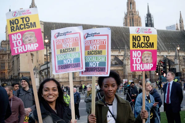 Des manifestants se rassemblent à Parliament Square Londres . — Photo