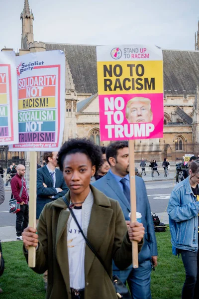  Bakanlıklara Meydanı Londra'da Protestocular toplamak.