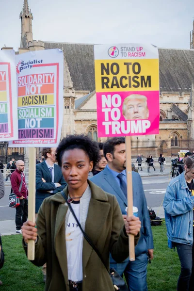 抗议者聚集在伦敦议会广场. — 图库照片