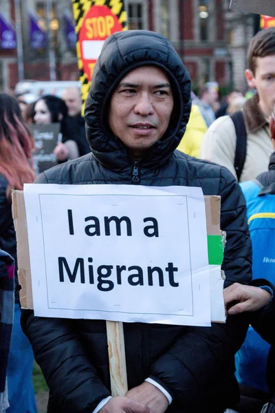 Manifestantes se reúnem na Parliment Square em Londres . — Fotografia de Stock