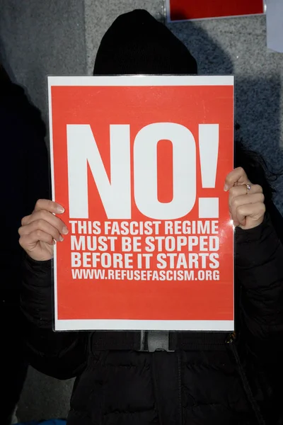 Bakanlıklara Meydanı Londra'da Protestocular toplamak. — Stok fotoğraf