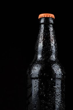 Soğuk bira şişeleri üzerinde Su damlacıkları