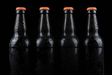 Soğuk bira şişeleri üzerinde Su damlacıkları