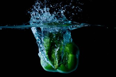 Yeşil Bell tatlı biber Droped suya