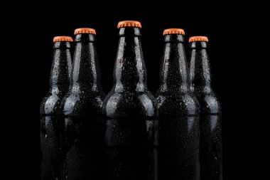 Soğuk bira şişeleri üzerinde Su damlacıkları