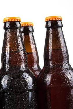 Soğuk bira şişeleri üzerinde Su damlacıkları