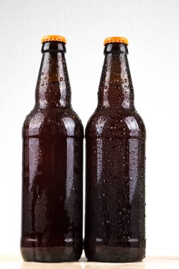 Soğuk bira şişeleri üzerinde Su damlacıkları
