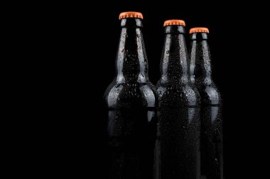 Soğuk bira şişeleri üzerinde Su damlacıkları