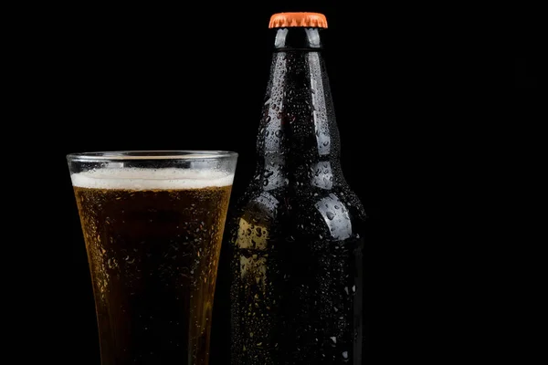 Waterdruppels op koud bierfles en glas — Stockfoto