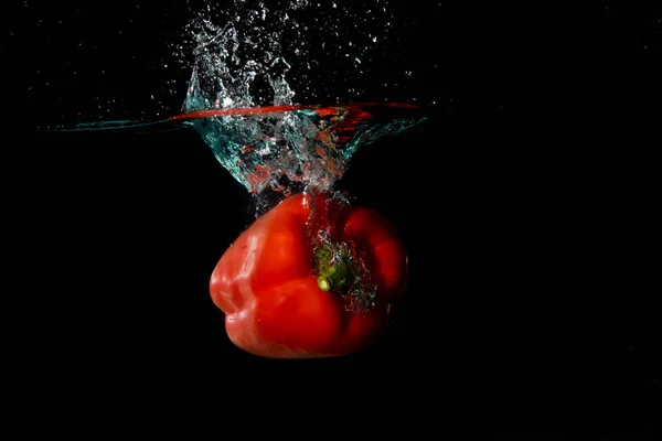 Red Bell Sweet Pepper Droped Into Water — Stock Photo, Image