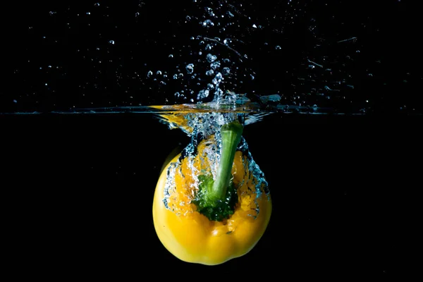 Gele Bell paprika wegviel in Water — Stockfoto