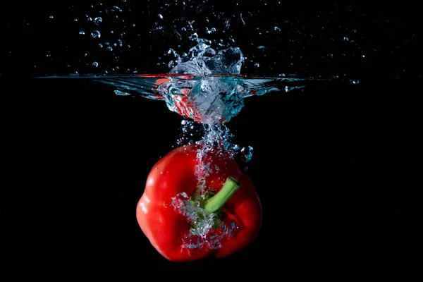 Droped papriky červené Bell do vody — Stock fotografie