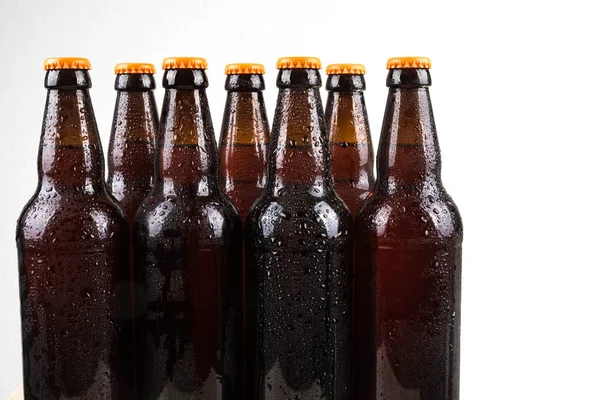 Waterdruppels op koude bierflesjes — Stockfoto
