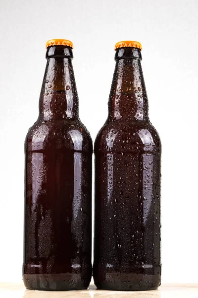 Soğuk bira şişeleri üzerinde Su damlacıkları — Stok fotoğraf