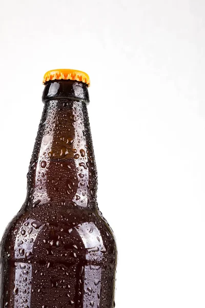 Soğuk bira şişeleri üzerinde Su damlacıkları