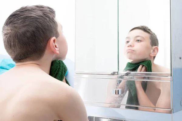 Giovane adolescente che si lava il viso con una flanella — Foto Stock