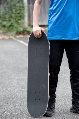 Bir kaykay ile dışarıda genç çocuk