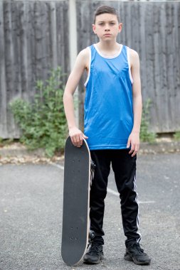 Bir kaykay ile dışarıda genç çocuk