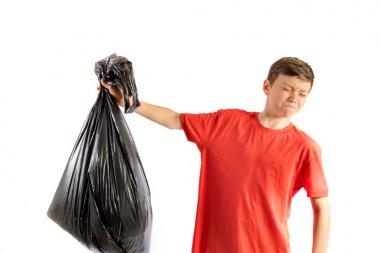 Kokuşmuş çöp ile beyaz bir arka plan üzerinde izole genç genç çocuk