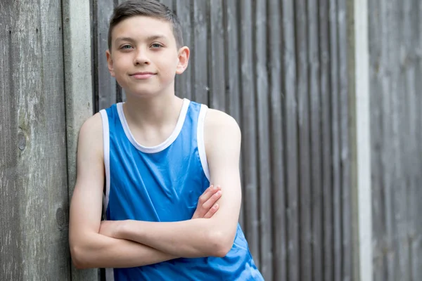 Портрет кавказького хлопчика-підлітка зовні — стокове фото