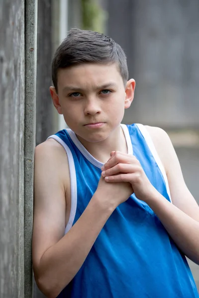 Портрет кавказького хлопчика-підлітка зовні — стокове фото