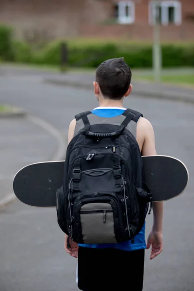 Dospívající chlapec mimo s skateboard — Stock fotografie