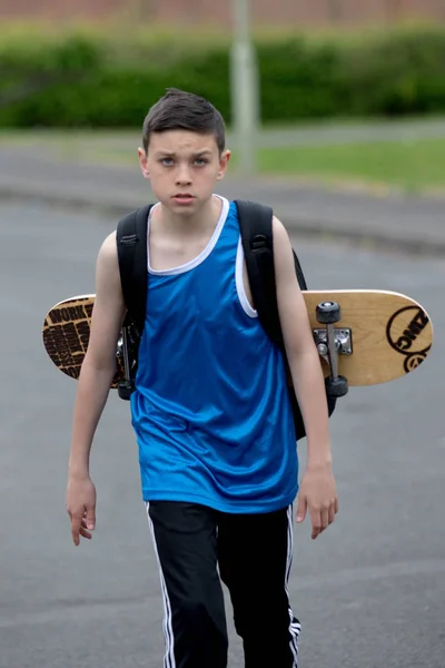 Adolescente lá fora com um skate — Fotografia de Stock