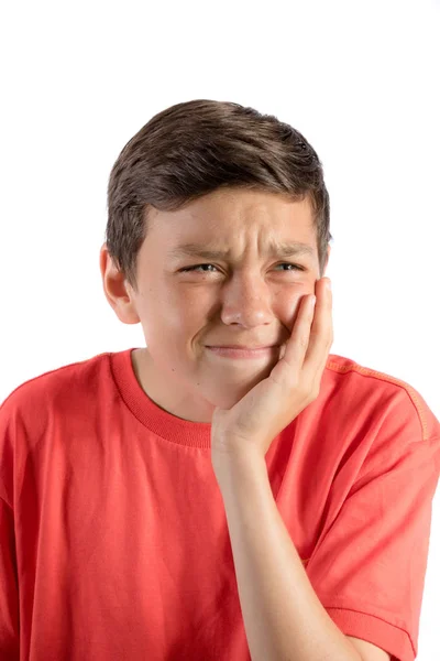 Ein kleiner Teenager isoliert vor weißem Hintergrund mit Zahnschmerzen — Stockfoto