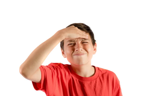 Seorang remaja laki-laki terisolasi terhadap latar belakang putih dengan migrain — Stok Foto