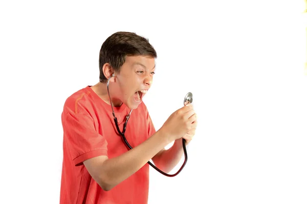 Ένα νεαρό εφηβικό αγόρι που απομονώνονται σε λευκό φόντο, παίζοντας με ένα στηθοσκόπιο — Φωτογραφία Αρχείου