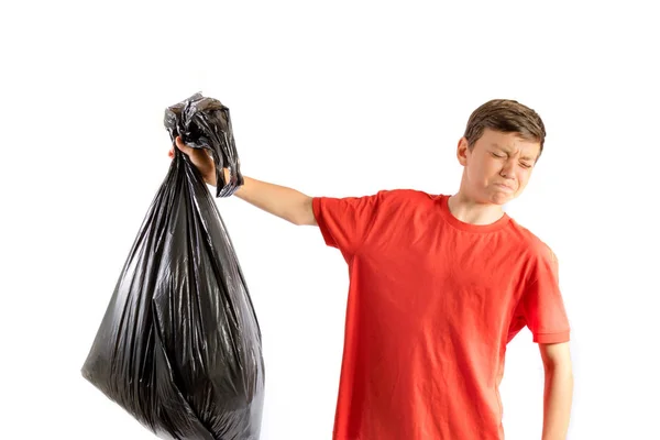 Jeune adolescent isolé sur un fond blanc avec des déchets puants — Photo