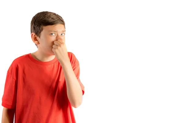 Νεαρό εφηβικό αγόρι που απομονώνονται σε λευκό φόντο κρατώντας τη μύτη του — Φωτογραφία Αρχείου