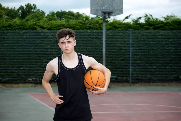 Teenager mit Basketball auf dem Platz — Stockfoto