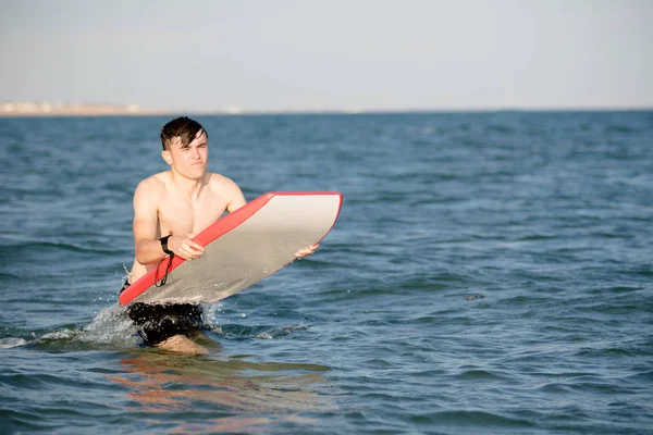 十几岁的男孩，与海中的身体局 — 图库照片