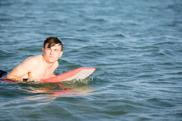 Remaja laki-laki dengan tubuh papan di laut — Stok Foto