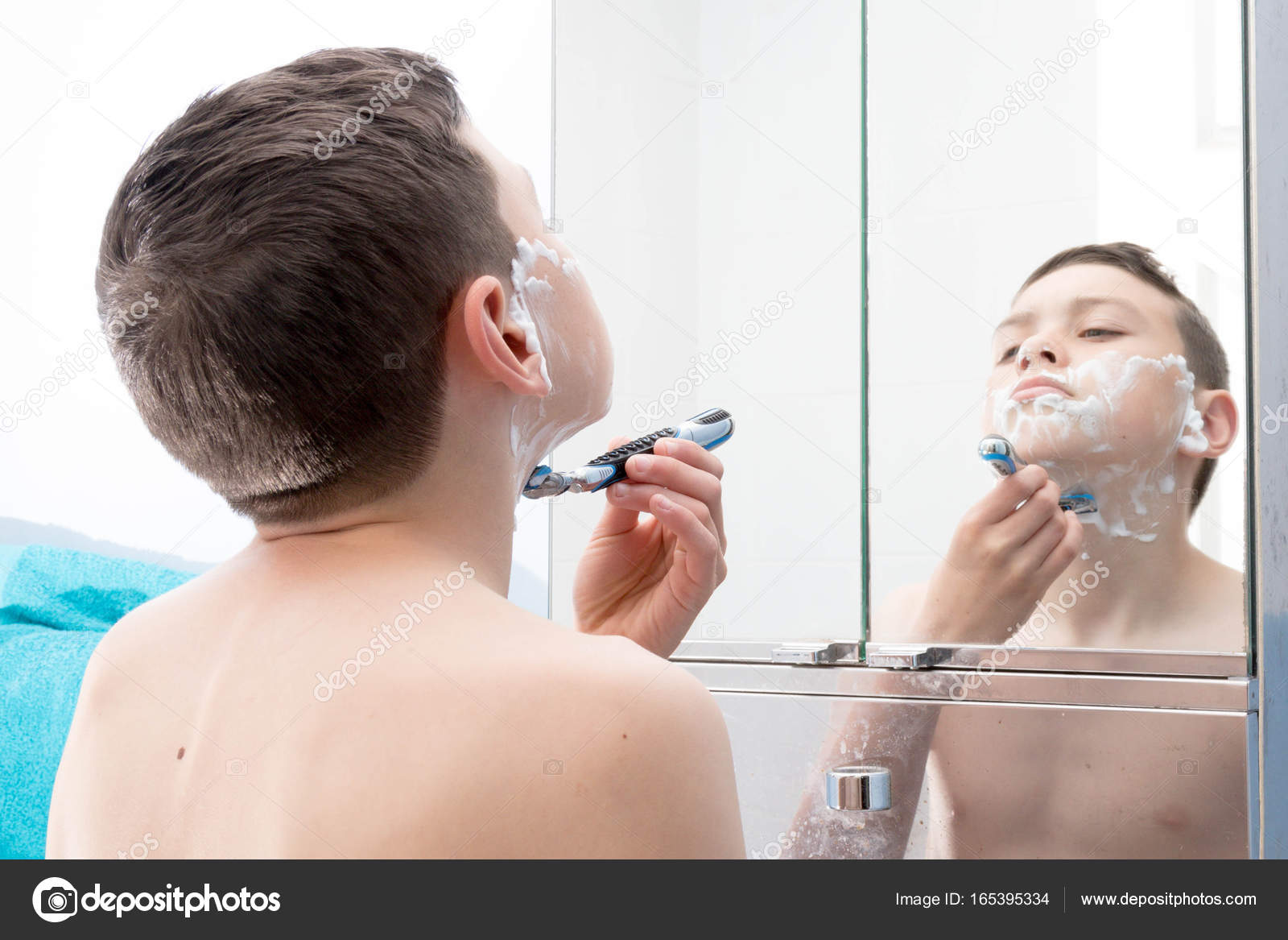 подросток побрился. мальчик бреется. бритье подростка. мальчик подросток бреется. бритье в подростковом возрасте.