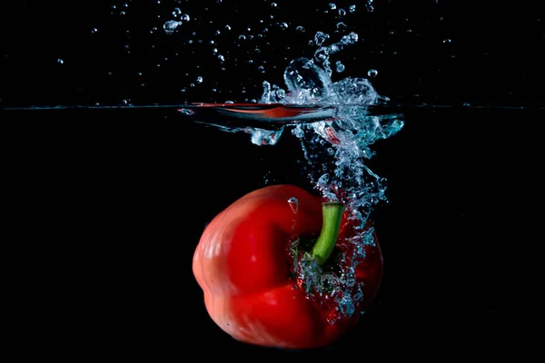 Droped papriky červené Bell do vody — Stock fotografie