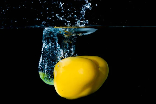 Gele Bell paprika wegviel in Water — Stockfoto