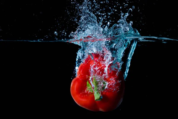 Red Bell Sweet Pepper Droped Into Water — Stock Photo, Image