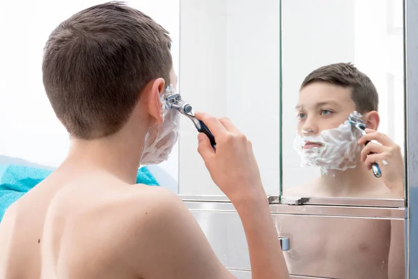 年轻十几岁的男孩第一次剃须 — 图库照片
