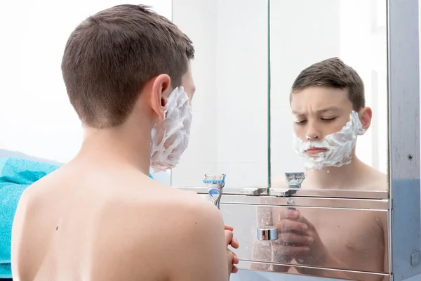 Молодой подросток бреется в первый раз — стоковое фото
