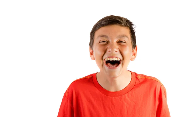 Fiatal tizenéves fiú, elszigetelt fehér zúgó a nevetéstől — Stock Fotó