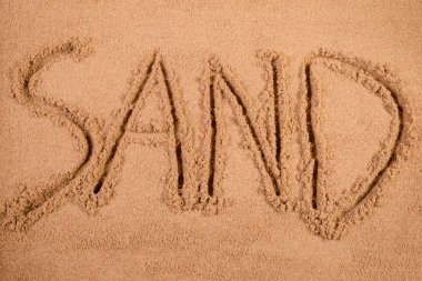 Kum yumuşak ıslak kum plaj üzerine yazılmış