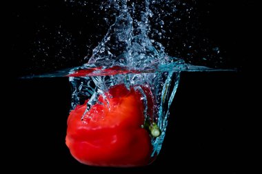 Kırmızı çan tatlı biber Droped suya