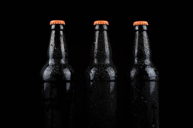 Soğuk bira şişeleri üzerinde Su damlacıkları