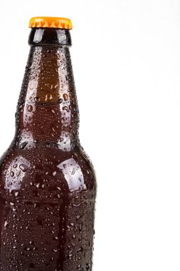 Soğuk bira şişeleri üzerinde Su damlacıkları