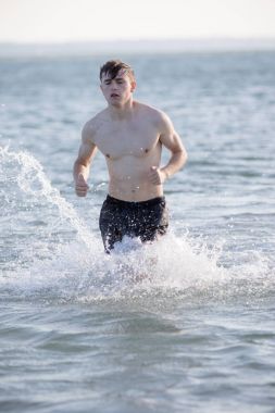 Bir yaz günü denizde genç çocuk