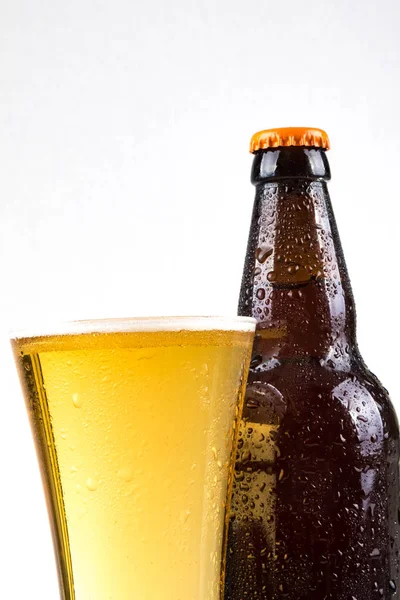 Waterdruppels op koud bierfles en glas — Stockfoto