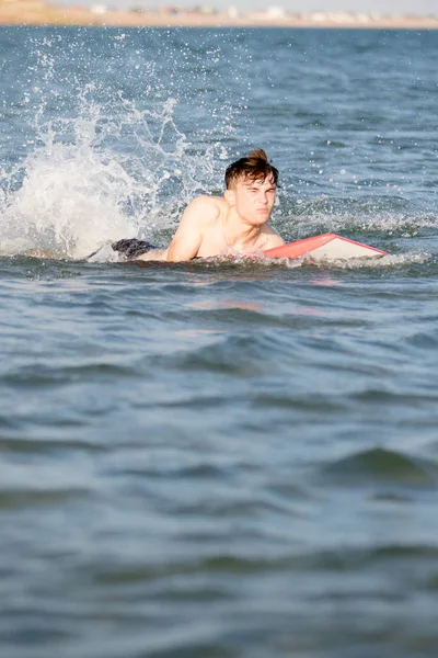 Deniz bir vücut yönetim kurulu ile genç çocuk