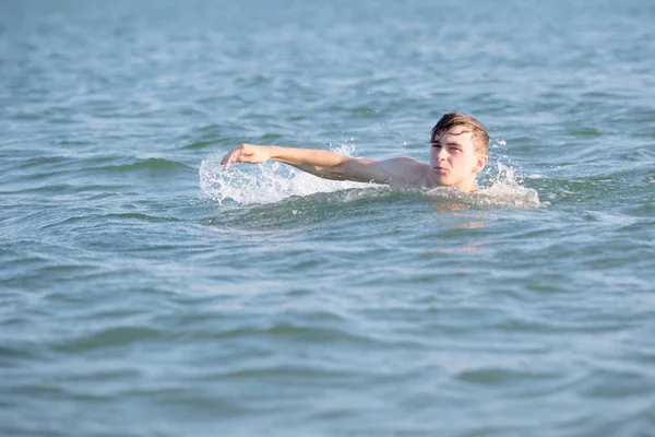 十几岁的男孩，在海面上夏季的一天 — 图库照片